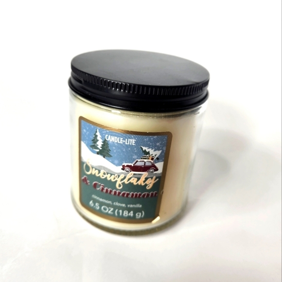 Candle Lite Snowflakes and Cinnamon Candle 6.5 oz - Picture 1 of 3